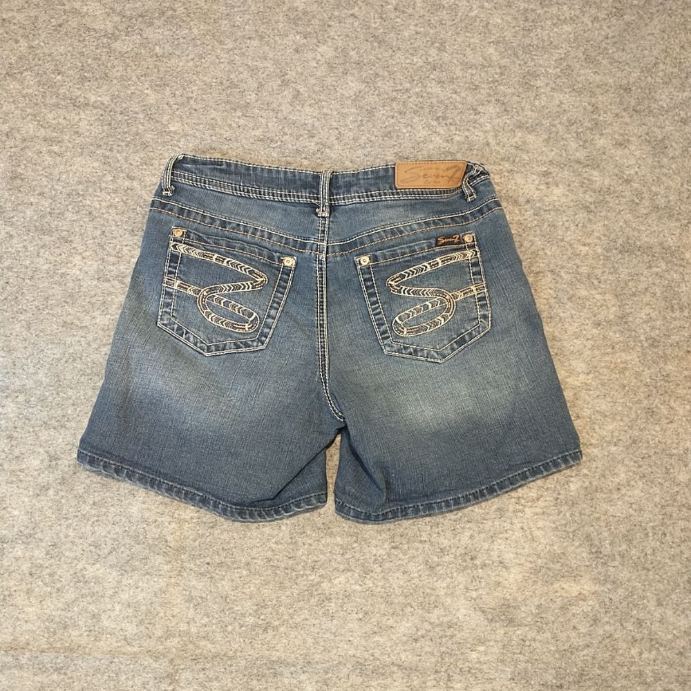Seven 7 Women's Size 6 Distressed Denim Blue Jean Shorts Stretch Embroidered.